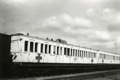 170308 Afbeelding van twee rijtuigen uit de serie AB 6231-6345 van de N.S., ingericht als rijtuigen van het Rode Kruis ...
